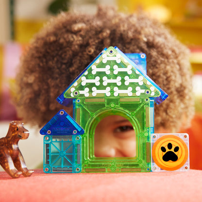Magnetic magna tiles Dog house vooraanzicht met kind in achtergrond magnetisch speelgoed groene tegels