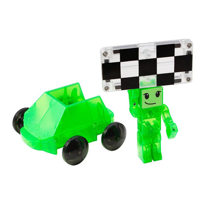Magnetic Magna Tiles Downhill Duo, 40-pieces, met een groene auto en blij figuur dat een zwart-wit finishvlag vasthoudt.