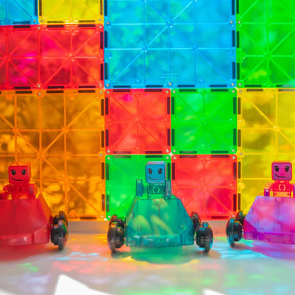 Drie auto’s van Magnetic Magna Tiles downhill duo, in blauw en rood staan voor een kleurrijke achtergrond van tegels.