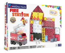 Voorkant van de doos van Magnetic Magna Tiles Fire Station met licht, geluid en speelfiguren.