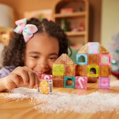 Magnetic Magna Tiles Gingerbread kerstcadeau - kind speelt met magnetisch speelgoed peperkoekmannetje