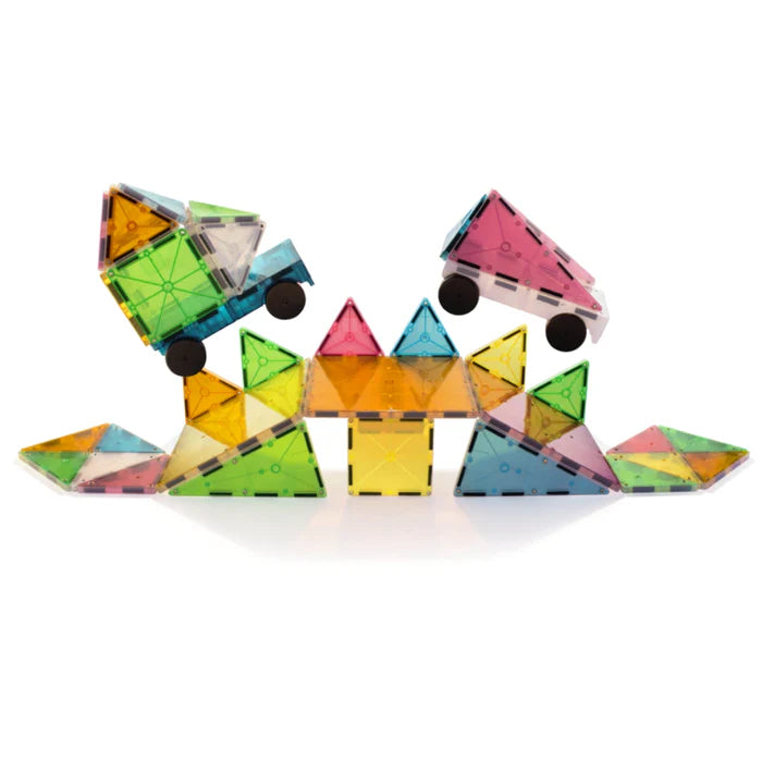 Magnetic Magna Tiles grand prix set - 50 magnetische bouwstenen, creatief gestapeld met 4 kleine wieltjes.