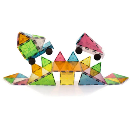 Magnetic Magna Tiles grand prix set - 50 magnetische bouwstenen, creatief gestapeld met 4 kleine wieltjes.