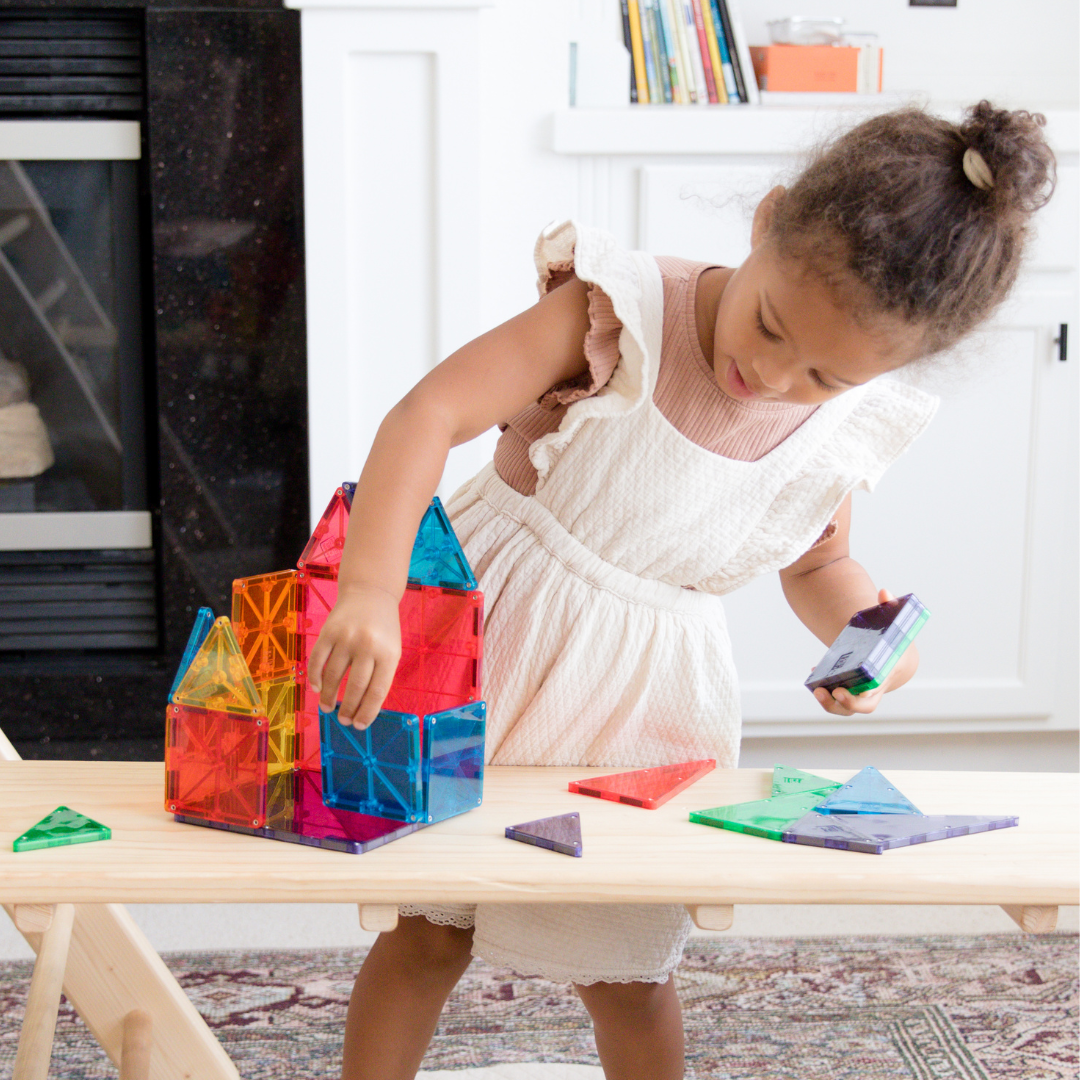 Magnetic magna tiles Classic huisje bouwen kind met 100 magnetische tegels aan tafel
