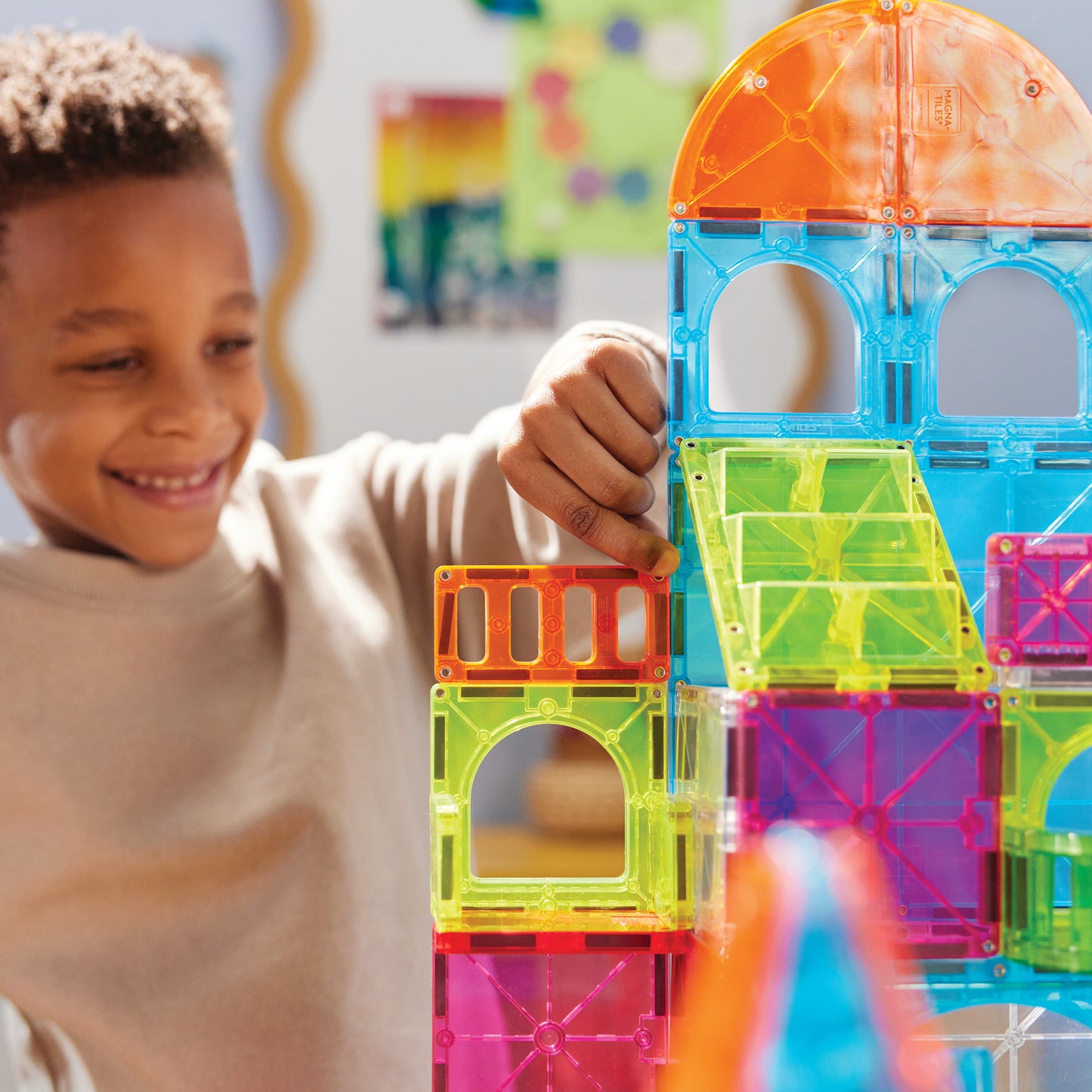 Magnetic magna tiles kind bouwt toren met 110 magnetische tegels in verschillende kleuren speelsituatie