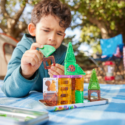 Magnetic magna tiles kind speelt met travel set MicroMAGS, bouwen magnetische dieren en huisje