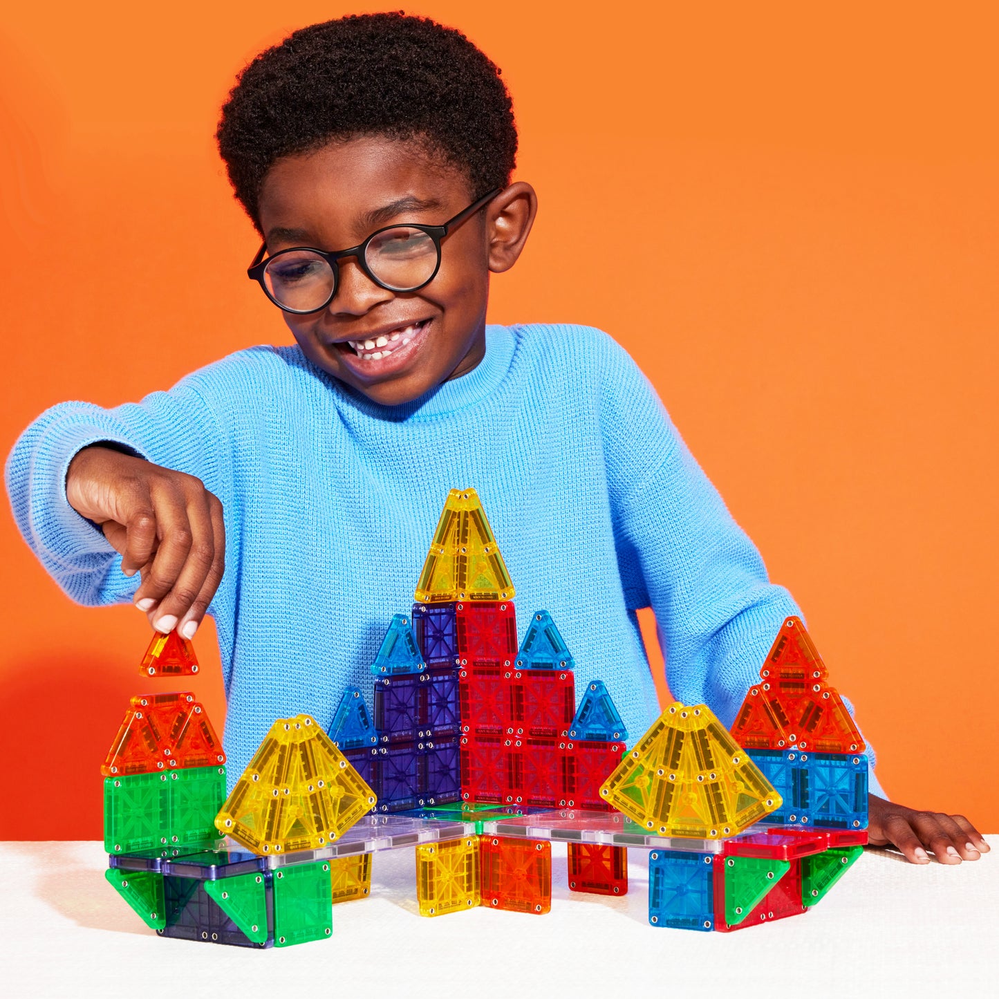 Kind bouwt met magnetic magna tiles MicroMAGS deluxe set van 70 kleurrijke magnetische bouwstenen