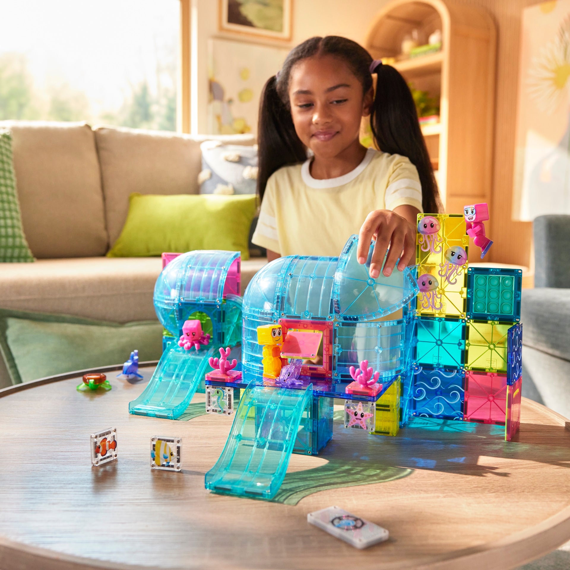 Magnetic magna tiles speelset onderwaterwereld kind speelt met fidget toys en magnetische tegels