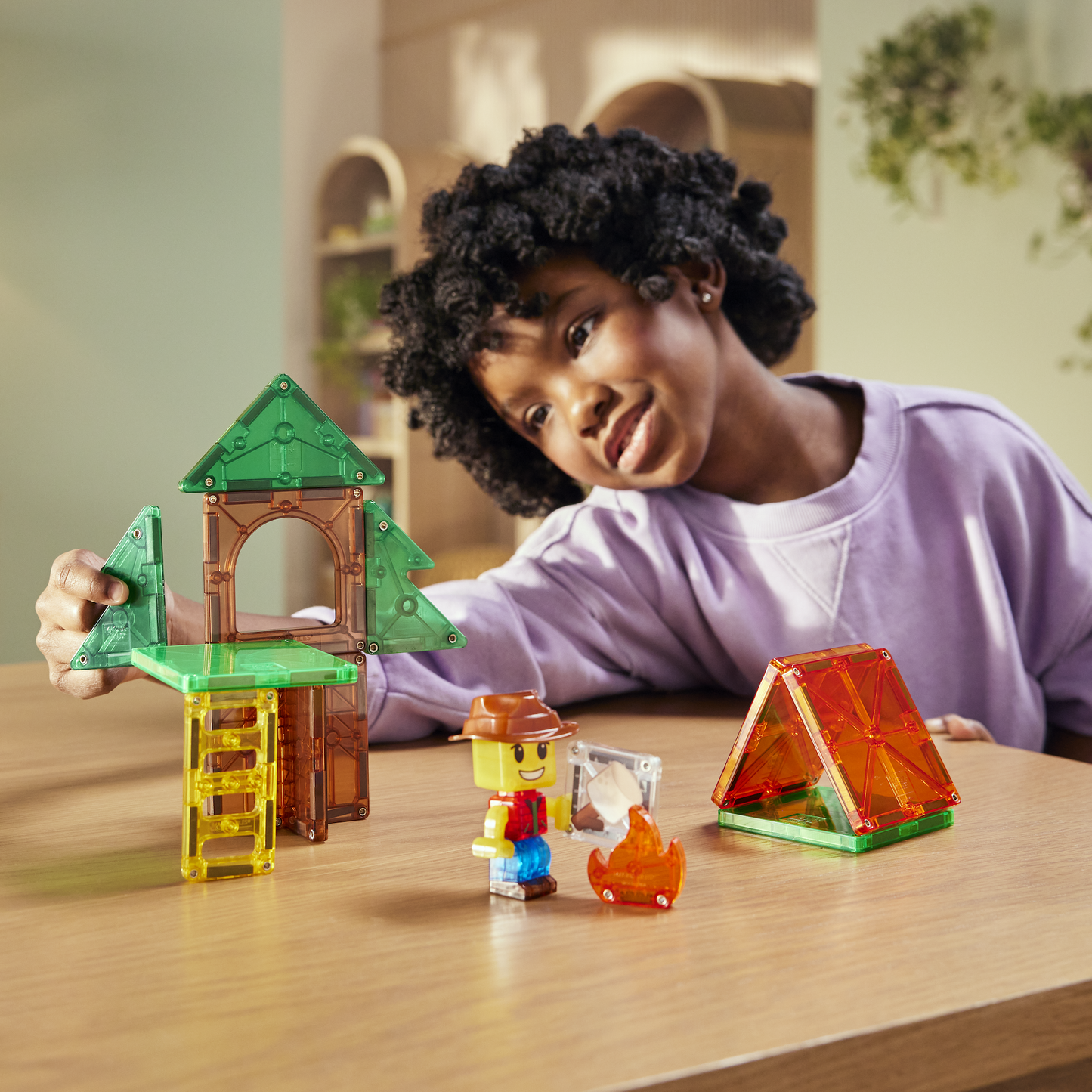 Magnetic magna tiles kind speelt met Camp Out set, bouwt boomhut en tent met magneet speelgoed