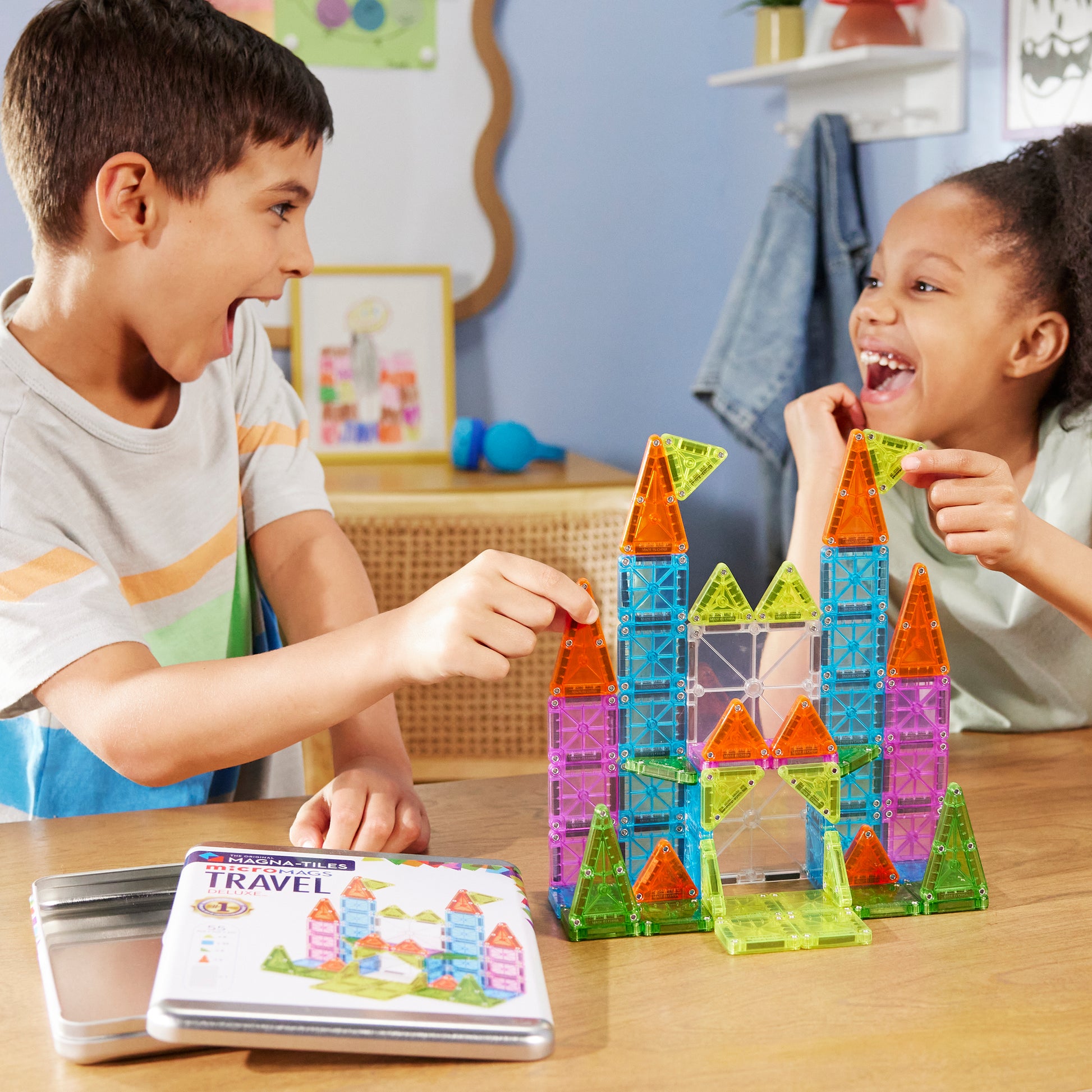 Magnetic magna tiles voor kinderen die kasteel bouwen met Travel Set Deluxe magnetisch speelgoed