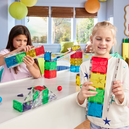 Magnetic magna tiles knikkerbaan met twee kinderen die creatief bouwen met kleurrijke magnetische tegels