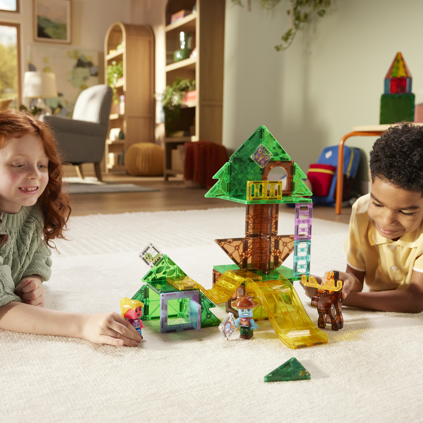 Magnetic magna tiles kinderen spelend met boomhut constructie en magnetisch speelgoed karakters