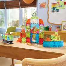 Magnetic magna tiles stadsconstructie met magneet speelgoed op houten kindertafel in speelkamer