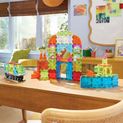 Magnetic magna tiles stadsconstructie met magneet speelgoed op houten kindertafel in speelkamer