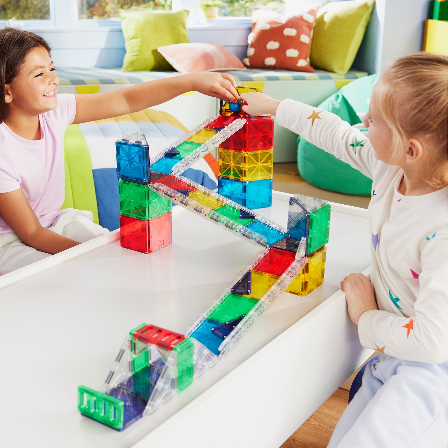 Magnetic magna tiles knikkerbaan met twee meisjes die samen spelen met magnetisch magneet speelgoed