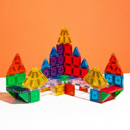 Magnetic magna tiles MicroMAGS bouwconstructies met kastelen in transparante kleuren op oranje achtergrond
