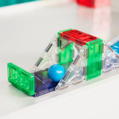 Magnetic magna tiles MicroMags detail foto van groene en rode magnetische tegels met blauwe knikker