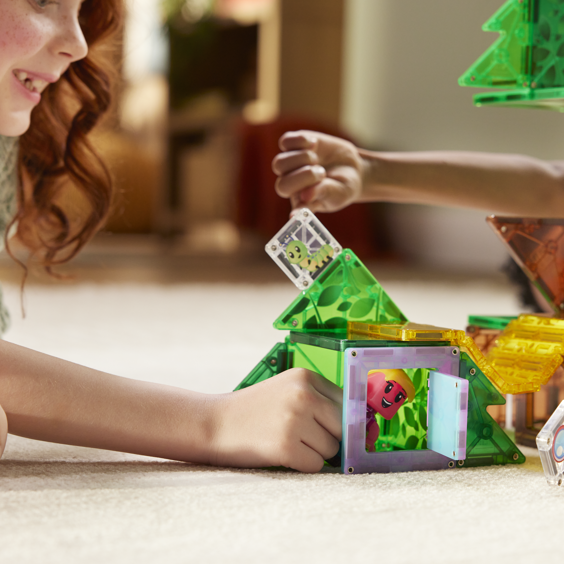 Magnetic magna tiles kind bouwend met MicroMags magnetisch valluik groene en paarse tegels
