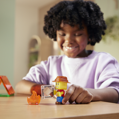 Magnetic magna tiles MicroMags ontdekker figuurtje met kampvuur, detailopname sensorisch speelgoed