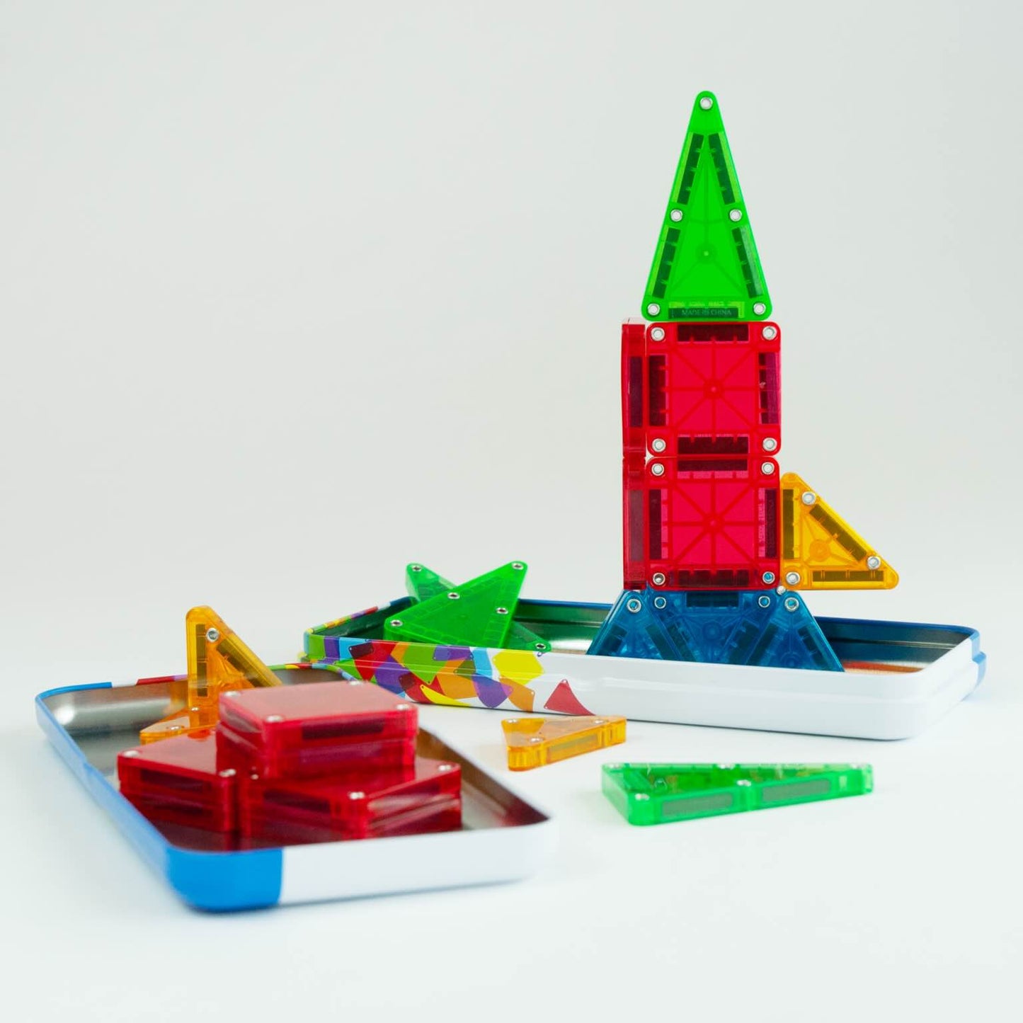 Magnetic Magna-Tiles Micromags Travel set met 26 kleurrijke magnetische bouwstenen en metalen doos, magneet speelgoed raket.