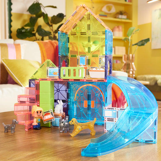 Magnetic magna tiles Pet Playhouse speelhuis met kleurrijke magnetische tegels en glijbaan in woonkamer