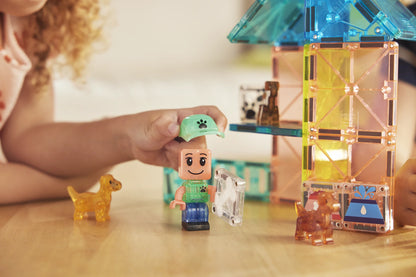 Close-up van kind dat speelt met magnetisch figuur en hondjes uit de kleurrijke Puppy Park speelset van Magna Tiles.
