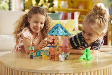 Twee kinderen spelen samen met de Puppy Park set van Magna Tiles, inclusief magnetisch gebouw en hondjes.