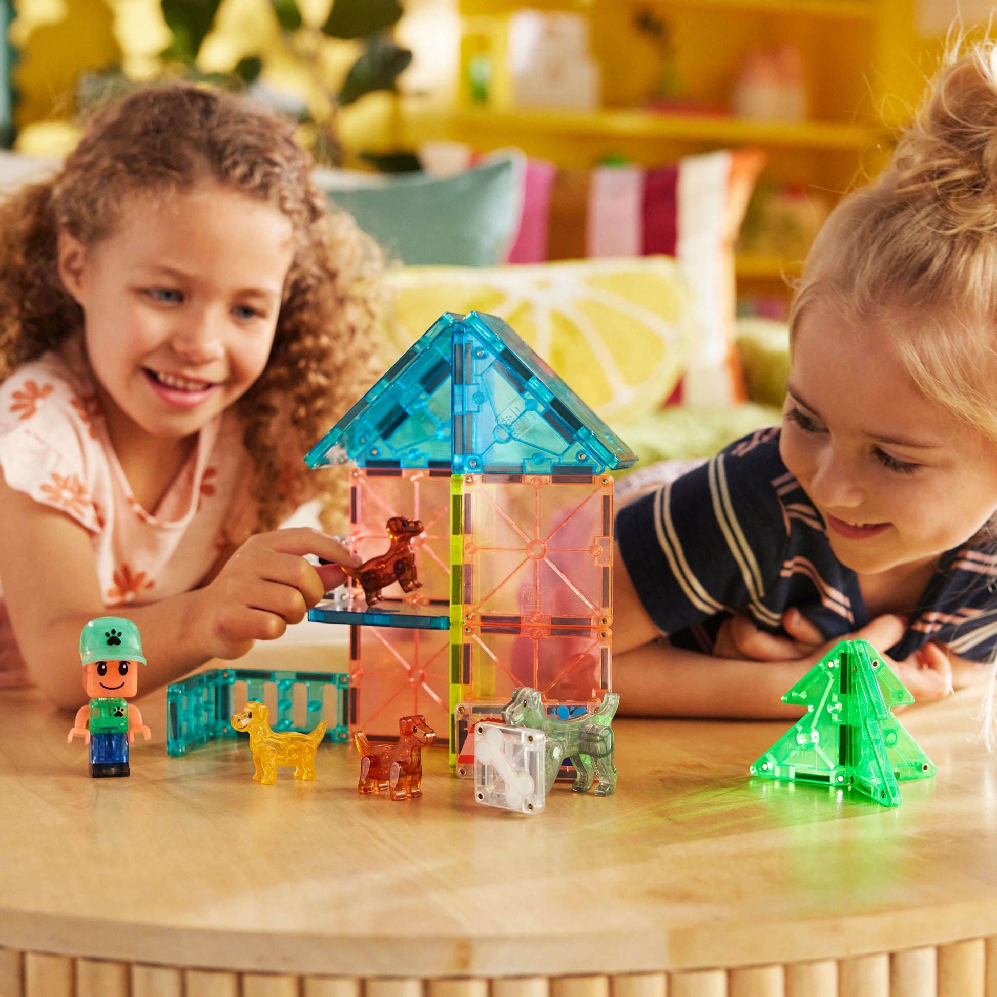 Magnetic magna tiles Puppy Park spelmoment met twee kinderen die magnetisch speelgoed bouwen