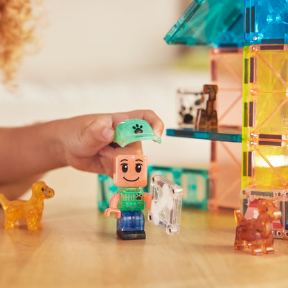 Magnetic magna tiles Puppy Park MicroMags poppetje met groene pet en pootafdruk, detail close-up