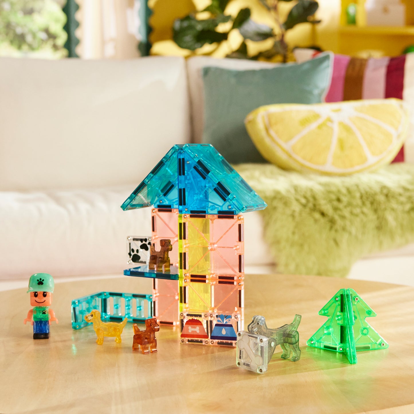 Magnetic magna tiles Puppy Park speelhuis met kleurrijke magnetische tegels en hondjes in woonkamer