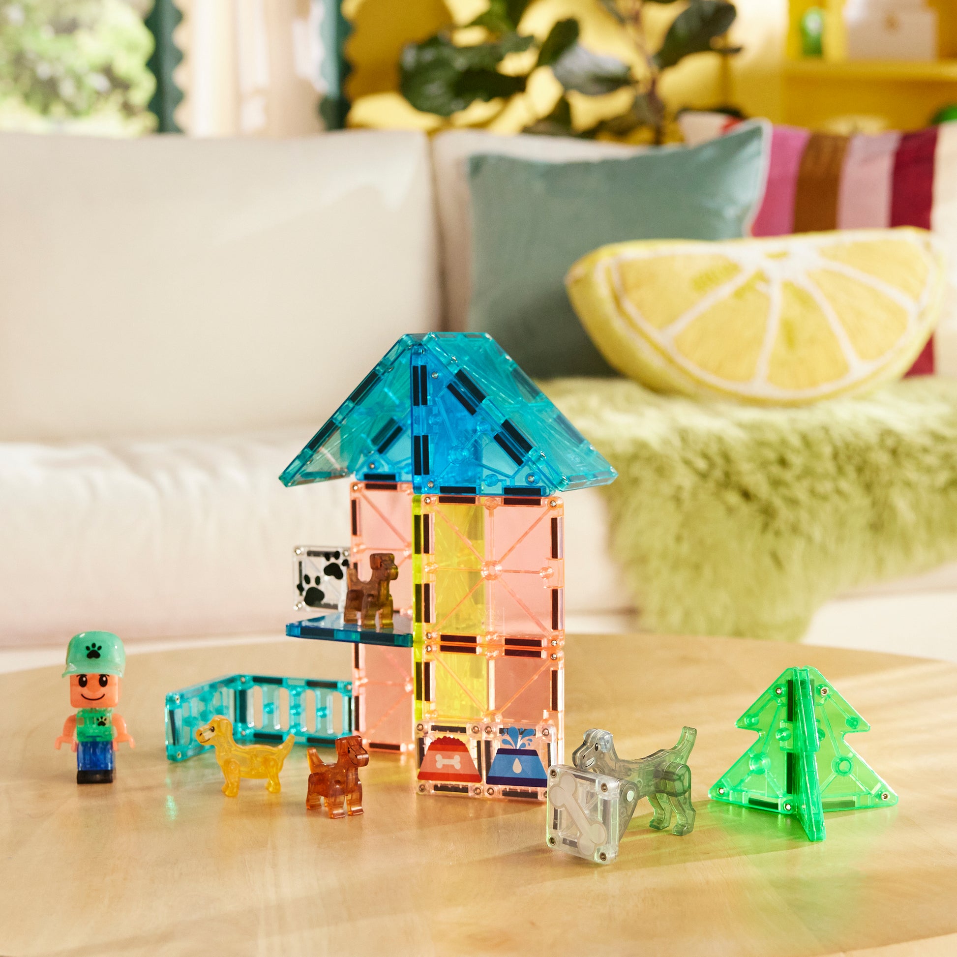 Magnetic magna tiles Puppy Park speelhuis met kleurrijke magnetische tegels en hondjes in woonkamer
