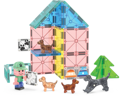Magnetisch huisje gebouwd uit roze, blauwe en gele MicroMags tegels, met speelse hondjes en poppetje.