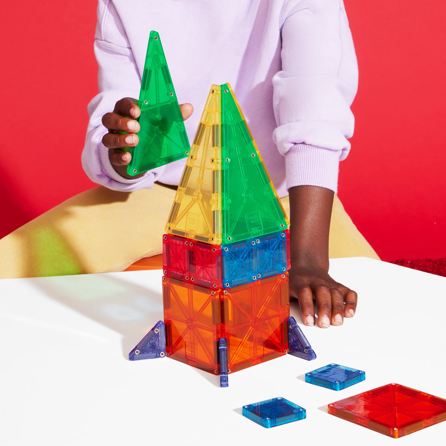 Magnetic magna tiles raket met kleurrijke magnetische tegels, kind bouwt creatief speelgoed
