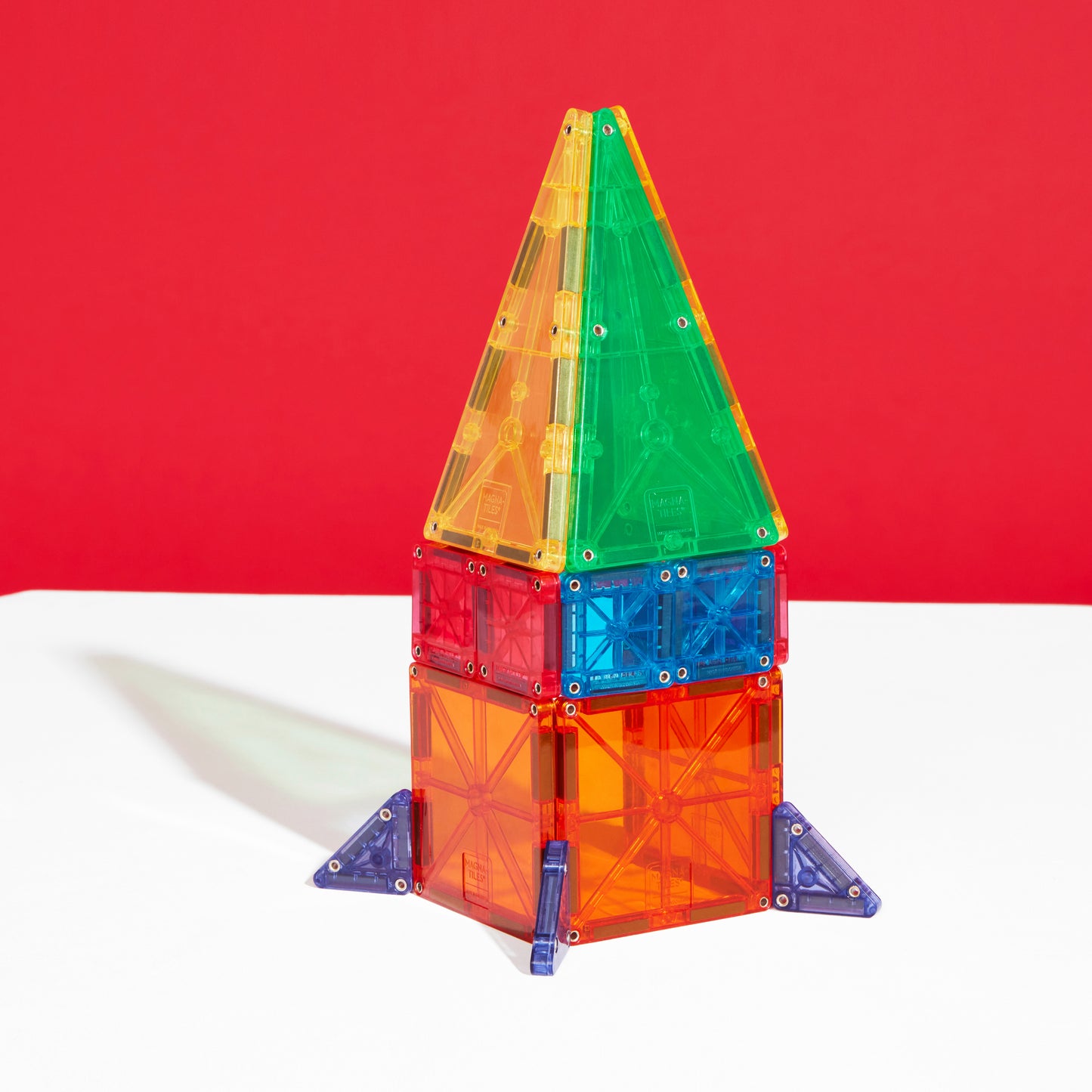 Magnetic magna tiles raket zijaanzicht met transparante magnetische tegels in rood, blauw en geel