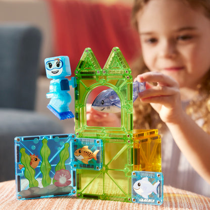 Kind speelt met Magnetic magna tiles Shark Dive sensorisch speelgoed met magnetische haai en duikfiguur