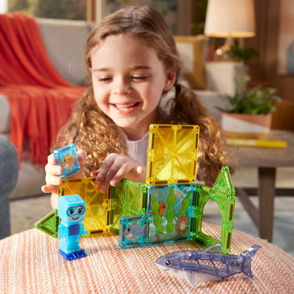 Meisje speelt met Magnetic magna tiles Shark Dive magnetisch speelgoed met onderwaterthema en haai