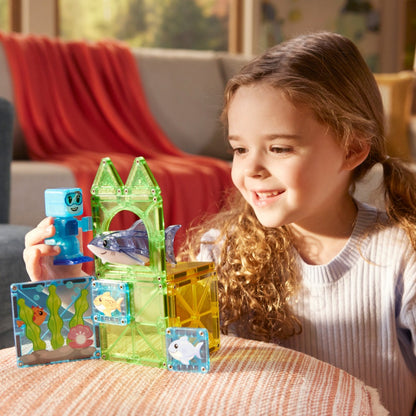 Meisje bouwt met Magnetic magna tiles Shark Dive magneet speelgoed met onderwaterwereld en haaifiguur