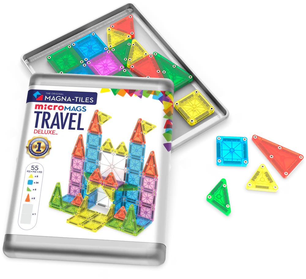 Overzicht van losse magnetische tegels en metalen doos van de MicroMags Travel Set Deluxe met 55 stukken.