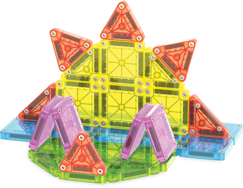 Kleine constructie van magnetische Magna Tiles in felle kleuren, perfect voor onderweg of compacte ruimtes.