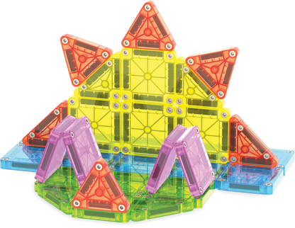 Kleine constructie van magnetische Magna Tiles in felle kleuren, perfect voor onderweg of compacte ruimtes.