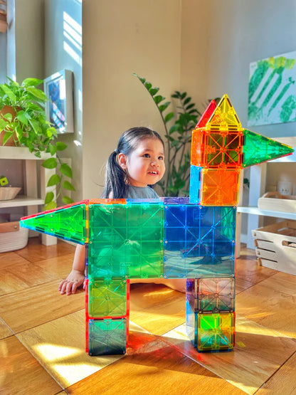 Magnetic magna tiles vliegtuig gebouwd door kind met 100 magnetische tegels in woonkamer