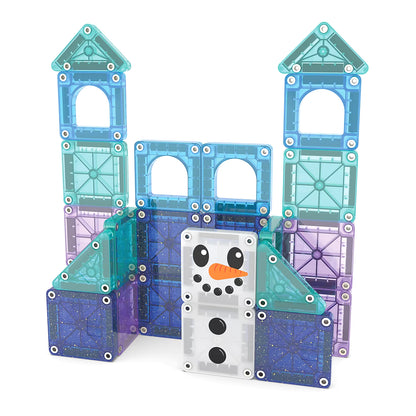 Kasteelvorm gebouwd met Magnetic Magna Tiles Winter Wonder Travel Set inclusief ramen, daken en sneeuwpopdetails.