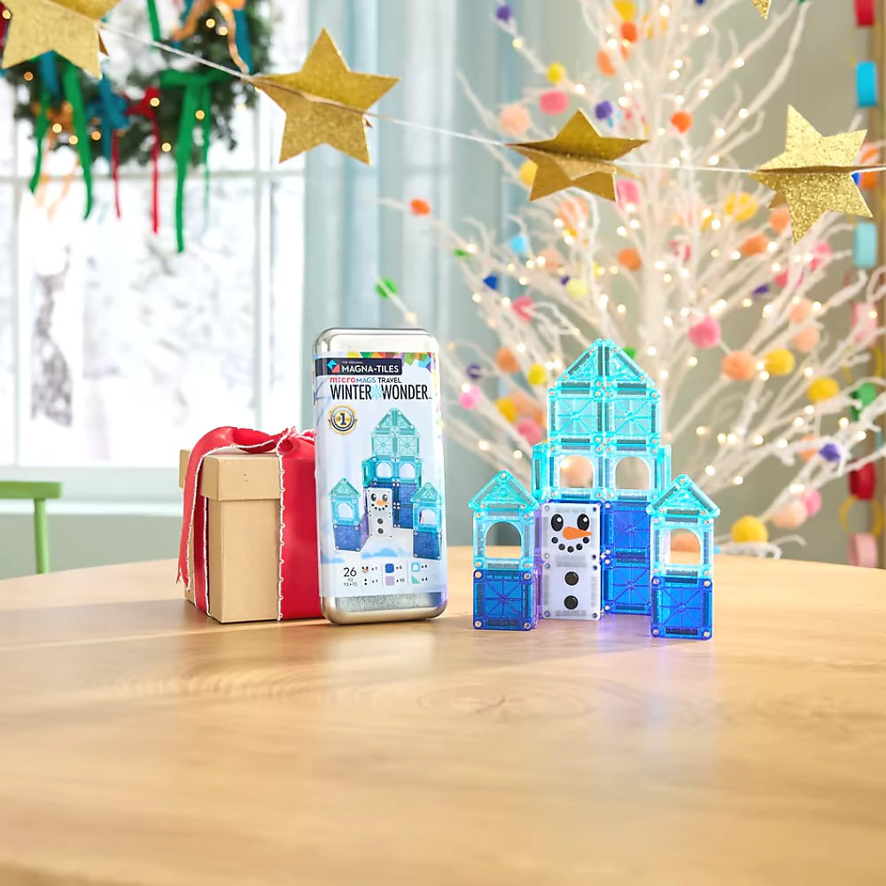 Magnetic Magna Tiles Winter Wonder Travel Set op tafel naast kerstboom en cadeau, ideaal Sinterklaas cadeau of speelgoed kerst.