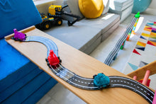 Magnetic magna tiles XTRAS roads in gebruik met kleurrijke speelgoedauto's op houten speeltafel voor kinderen
