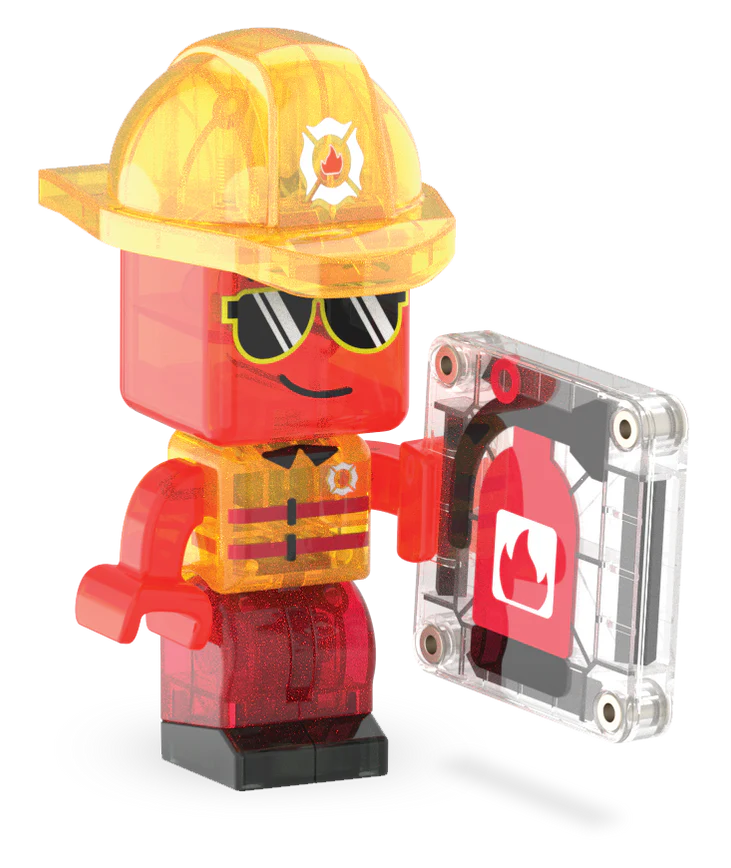 MicroMAGS brandweerman met helm en accessoires, onderdeel van het magnetisch speelgoed van Magna Tiles.