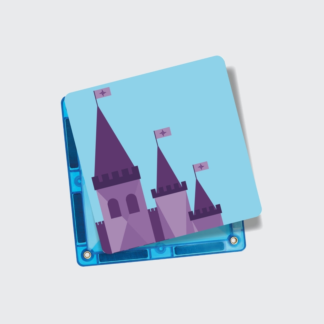Magnetisch speelgoed coblo topper met paars kasteel en vlaggen op blauwe magnettegel close-up