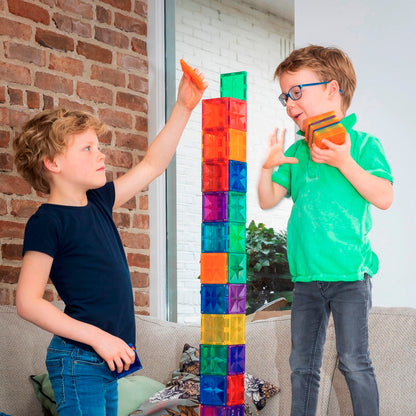 Magnetisch speelgoed Coblo kinderen bouwen hoge toren met gekleurde magnetische tegels binnenshuis