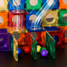 Magnetische knikkerbaan Coblo met gekleurde transparante blokken en houten ballen in actie detailfoto