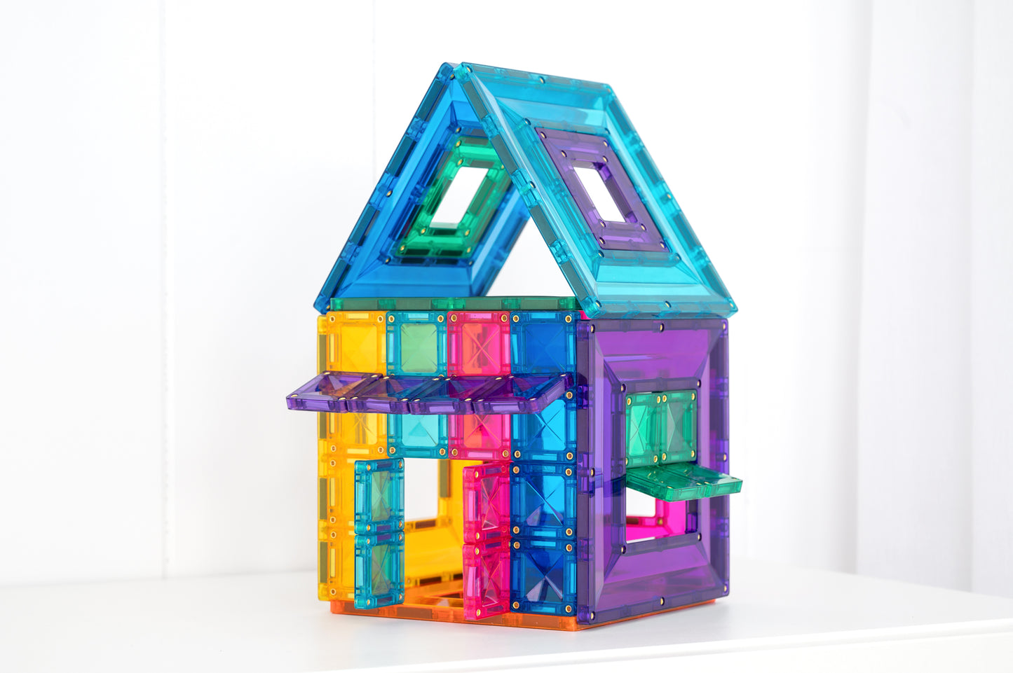 Kleurrijk huis gebouwd met Connetix Bright Portal Pack 48pc magnetische tegels met dak en ramen