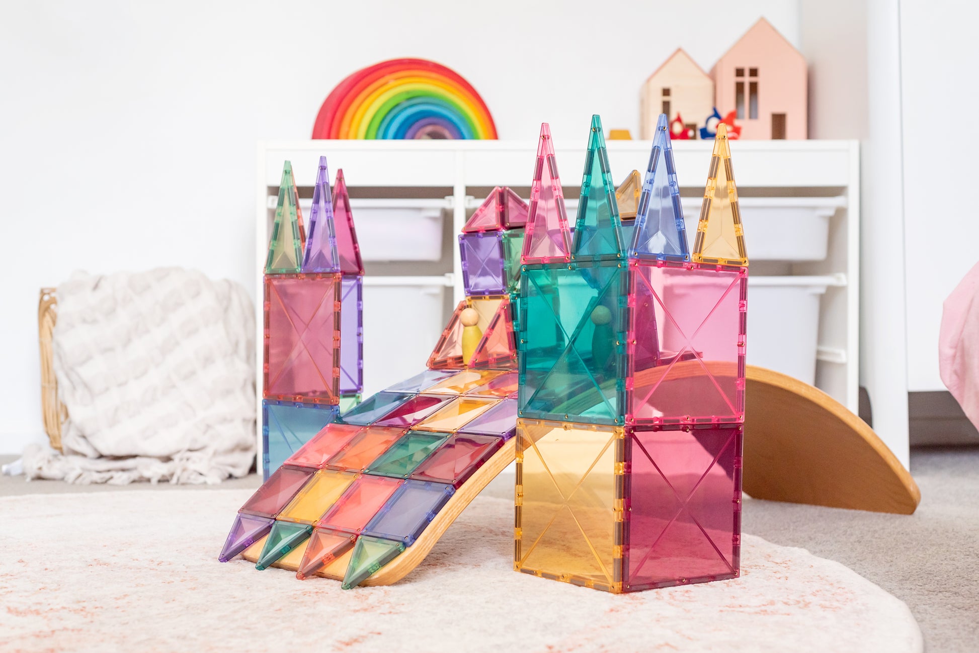 Kasteel met glijbaan gebouwd van Connetix Pastel Starter Pack 64pc magnetisch speelgoed in speelkamer